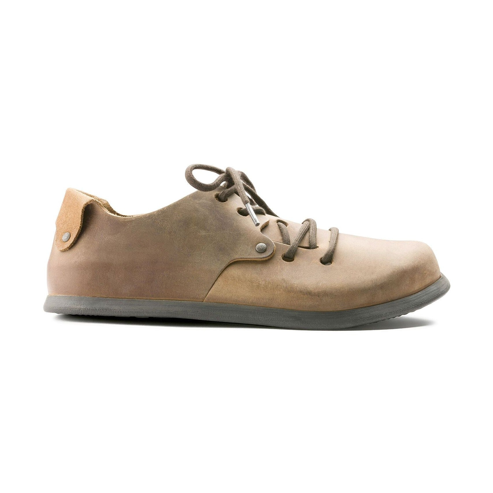 Rivetti decorativi e stringhe originali su tomaia senza cuciture Birkenstock Montana