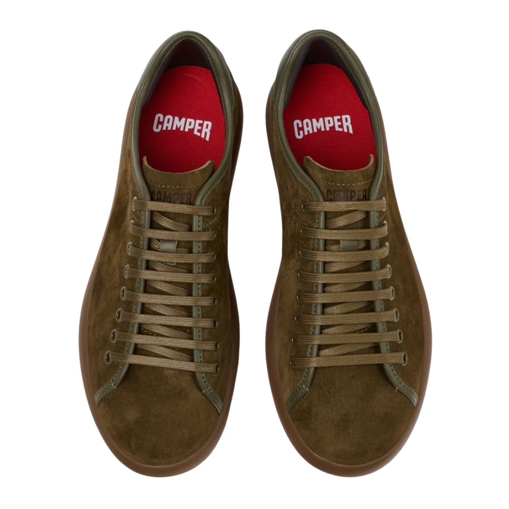 Vista ravvicinata dei lacci e della linguetta in pelle morbida.