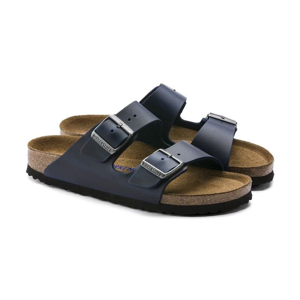 Birkenstock Arizona Soft Footbed unisex pelle oliata blu notte vista angolata due fasce