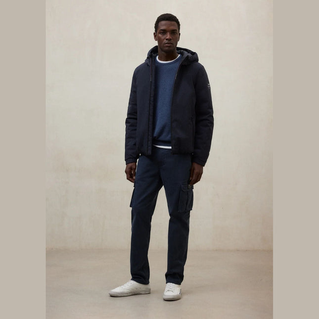 Ecoalf Cartes Giacca Uomo Sostenibile inquadratura tre quarti che evidenzia taglio moderno minimal