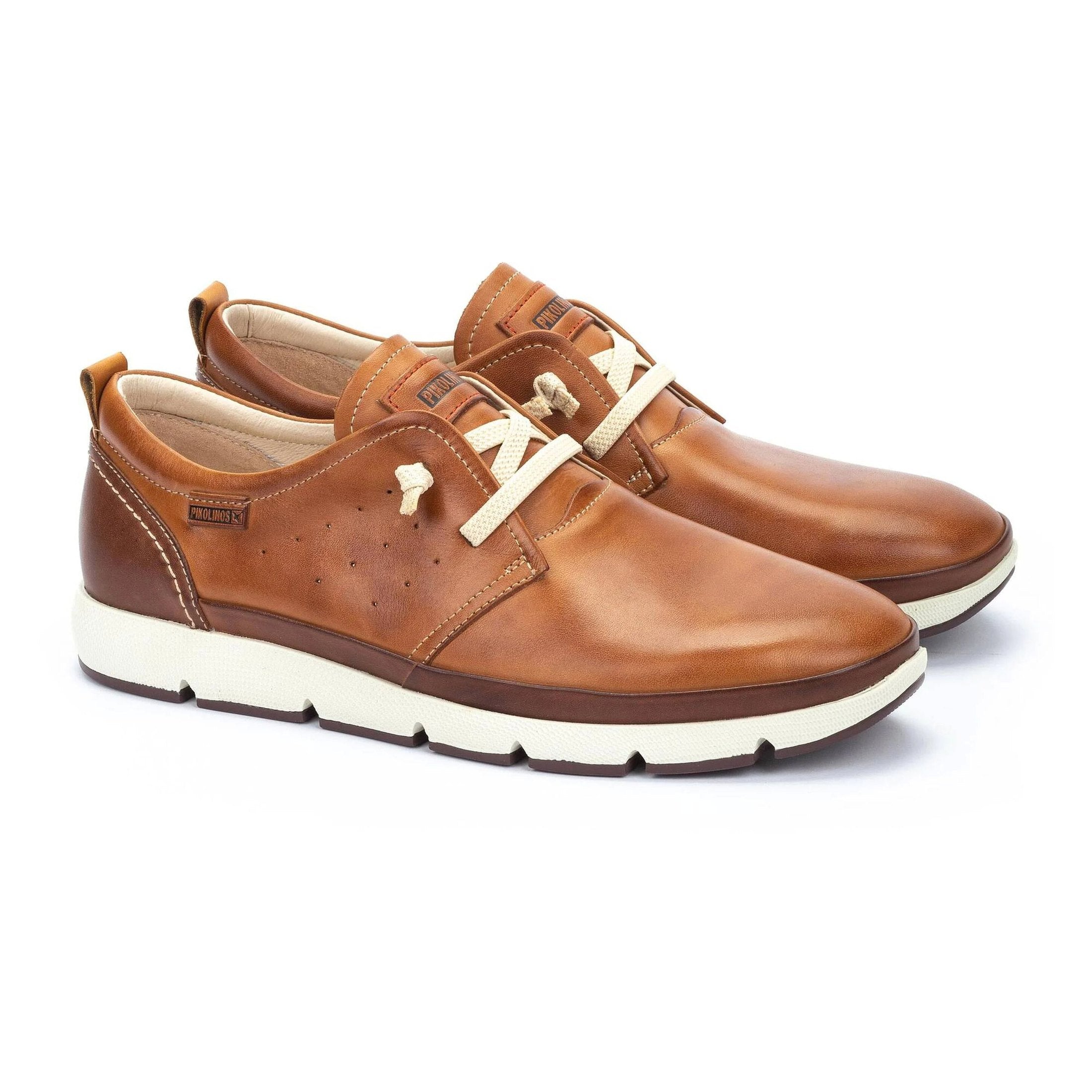 Dettaglio delle stringhe elastiche della sneaker Pikolinos Fuencarral.
