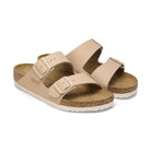 Inquadratura dal basso della suola in EVA ammortizzante con pattern antiscivolo Birkenstock Arizona Donna.