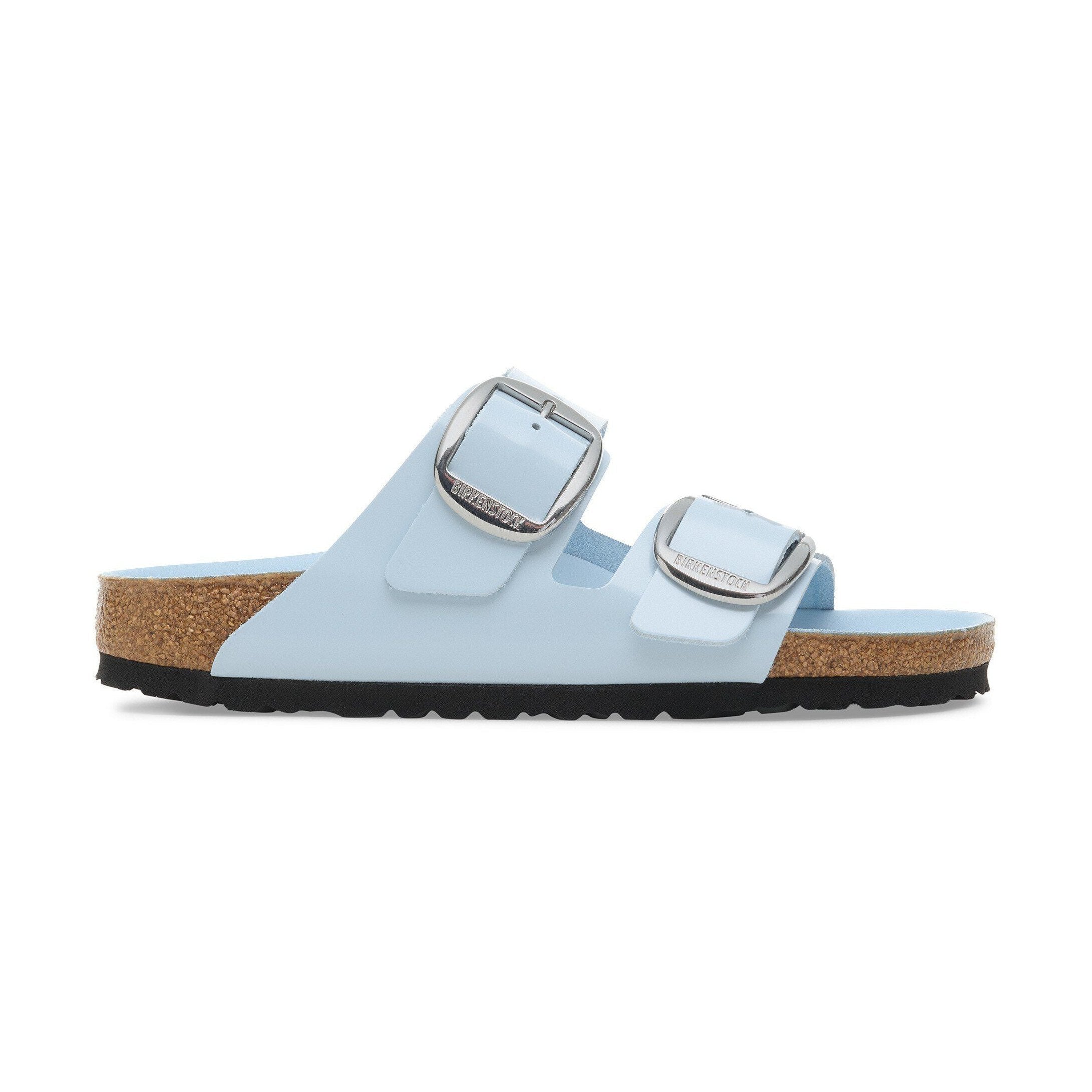 Dettaglio fibbia ad ardiglione grande su fascia lucida Birkenstock Arizona Big Buckle