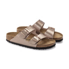 Dettaglio della trama del materiale Birko-Flor dei sandali Birkenstock Arizona Donna con finitura effetto pelle.