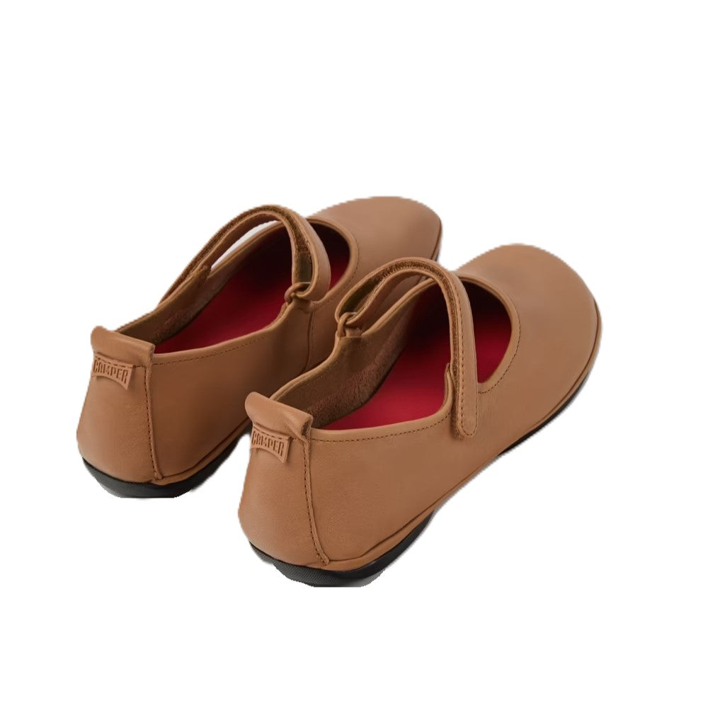 Camper Right mostrata in una vista prospettica elegante e pulita.