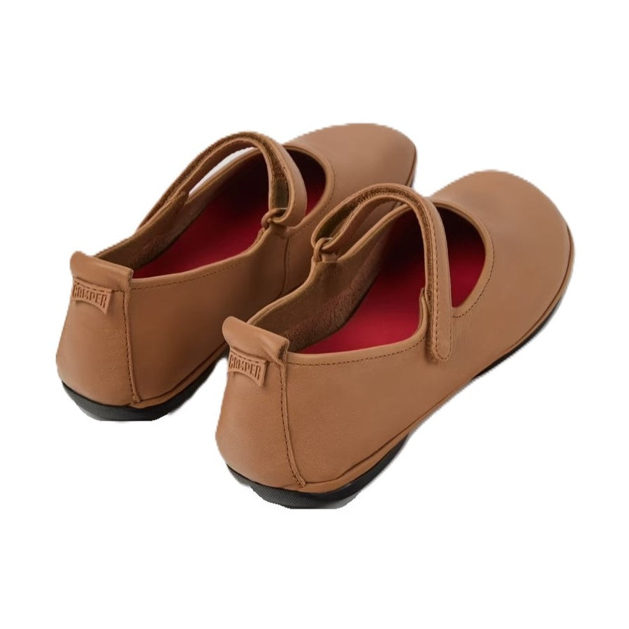 Camper Right mostrata in una vista prospettica elegante e pulita.