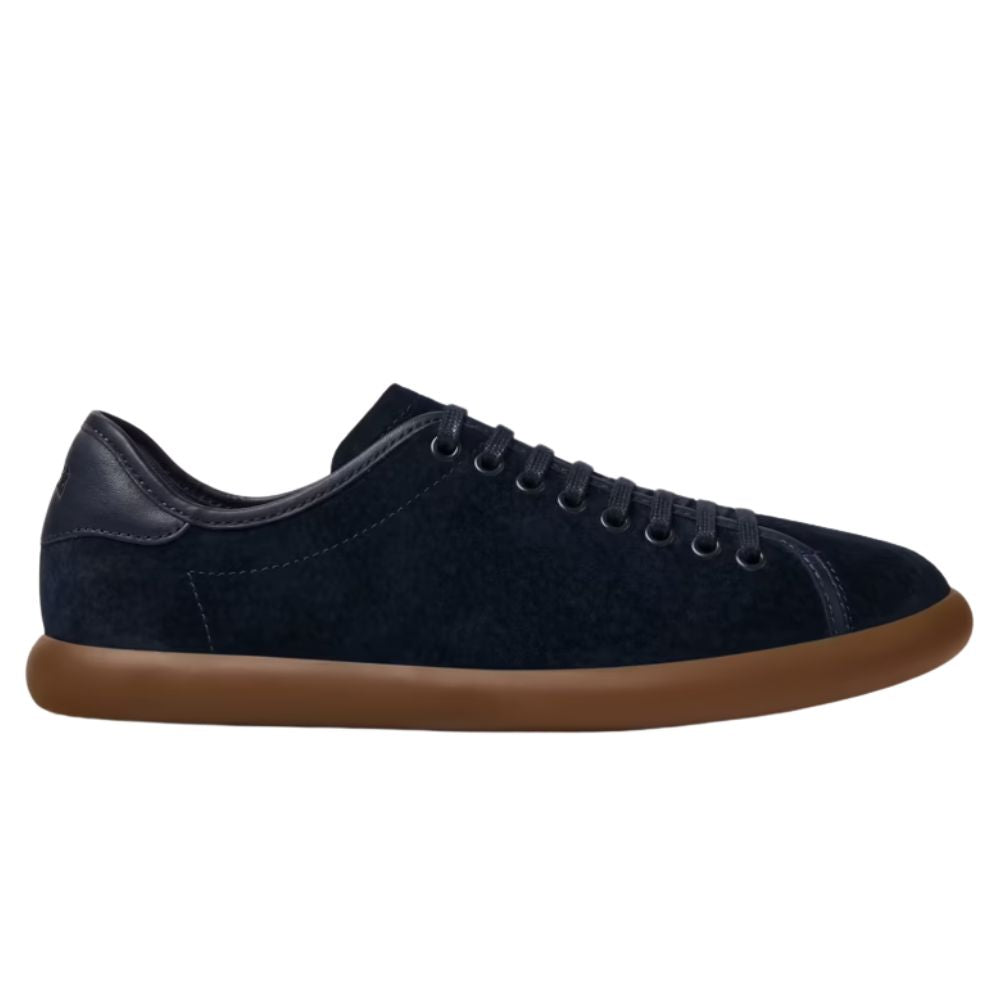 Vista superiore della scarpa che evidenzia il design anatomico e curato.