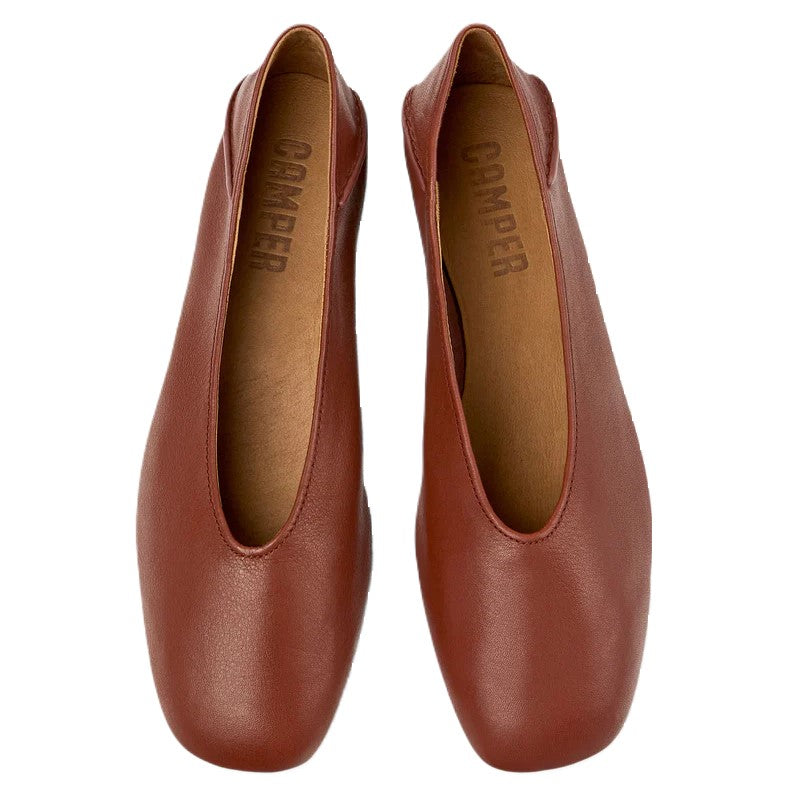 Particolare della pelle morbida con cuciture artigianali discrete e precise.