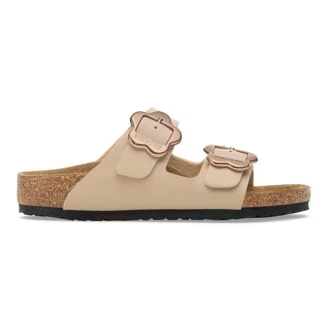 Sandalo Birkenstock Arizona Kids bambina in Birko-Flor beige con fibbie a forma di fiore vista laterale