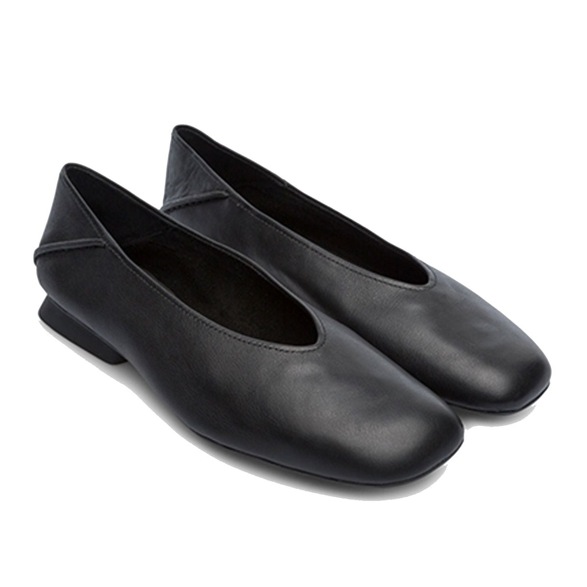 Dettaglio della punta squadrata moderna e della finitura della pelle pieno fiore.