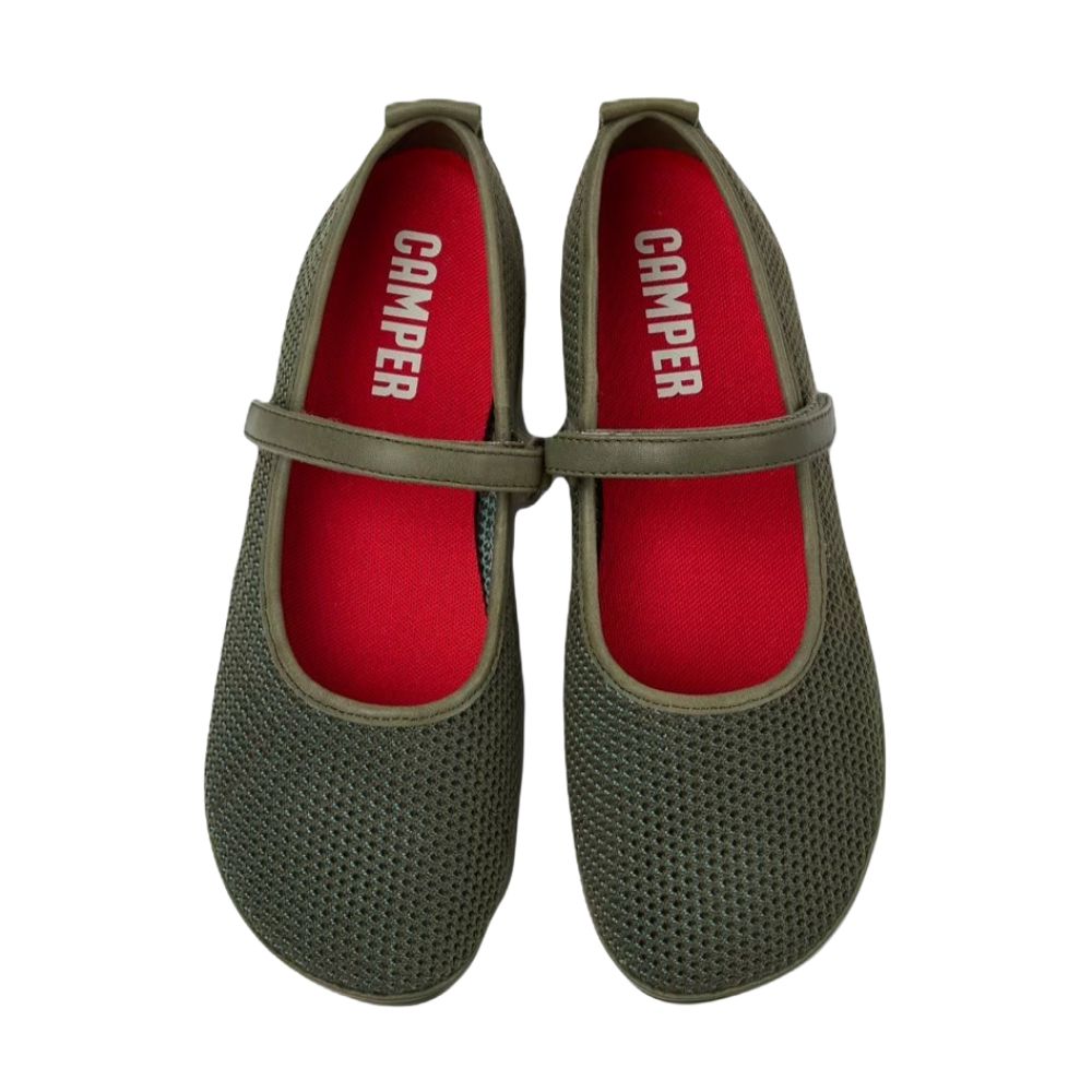 Particolare della pelle pieno fiore con cuciture artigianali discrete.