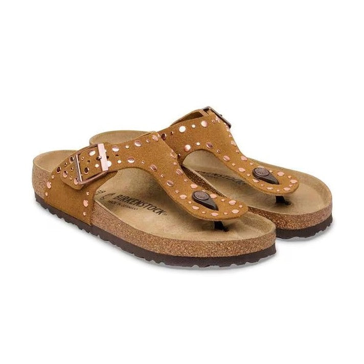 Fibbia ad ardiglione metallica regolabile e dettaglio rivetti Birkenstock Gizeh Rivet donna
