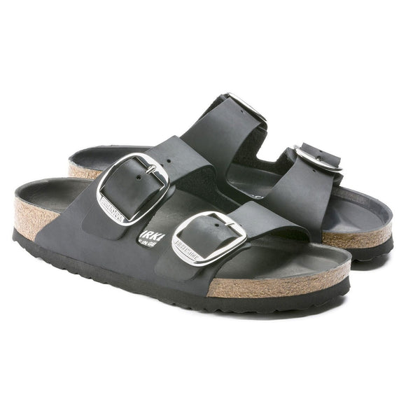 Dettaglio grandi fibbie Big Buckle dorate su tomaia in pelle naturale oliata Birkenstock.