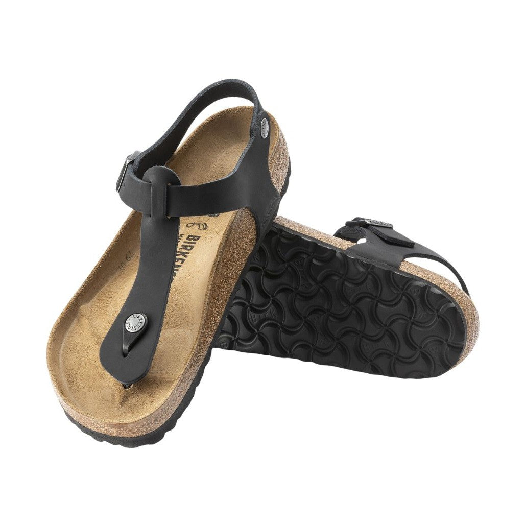 Dettaglio fibbia metallica regolabile sandalo Birkenstock Kairo in pelle oliata.