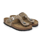 Rivetti metallici applicati con precisione su pelle scamosciata morbida Birkenstock Gizeh Rivet