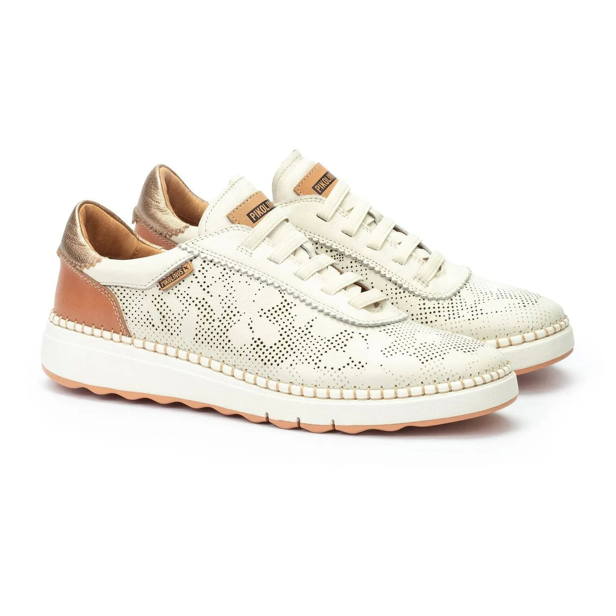 Dettaglio dei lacci e delle traforature della sneaker Pikolinos Arenas.