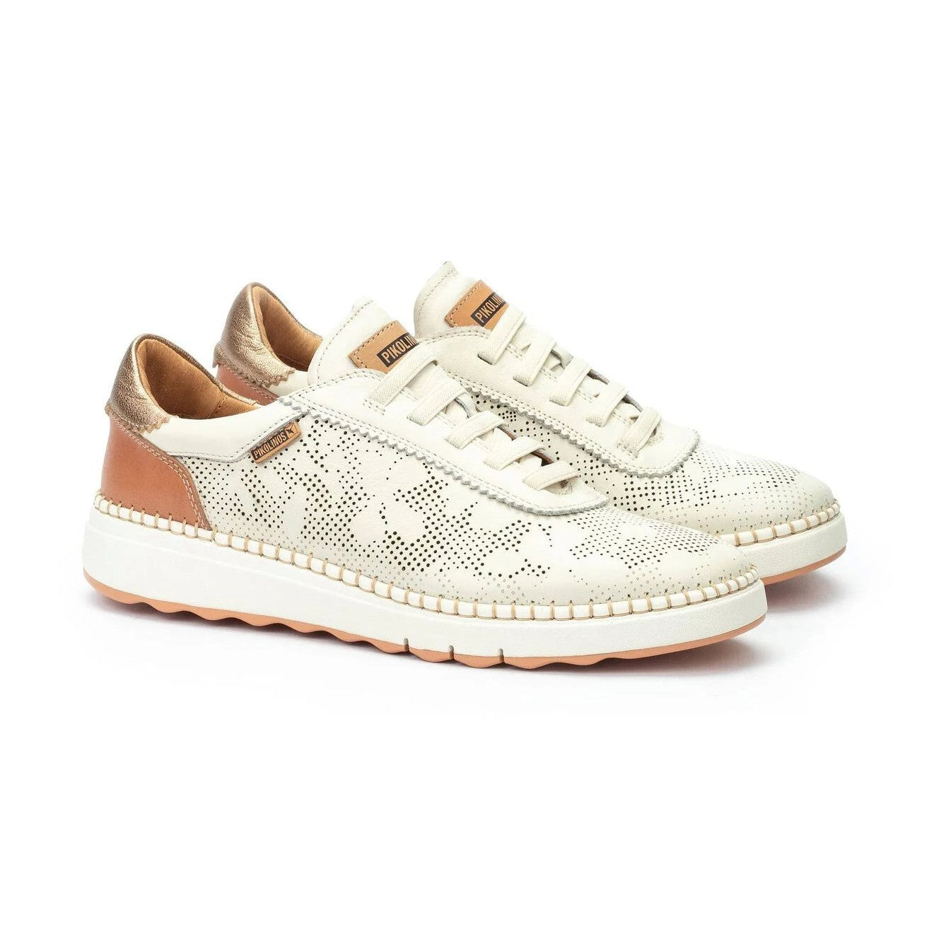 Dettaglio dei lacci e delle traforature della sneaker Pikolinos Arenas.