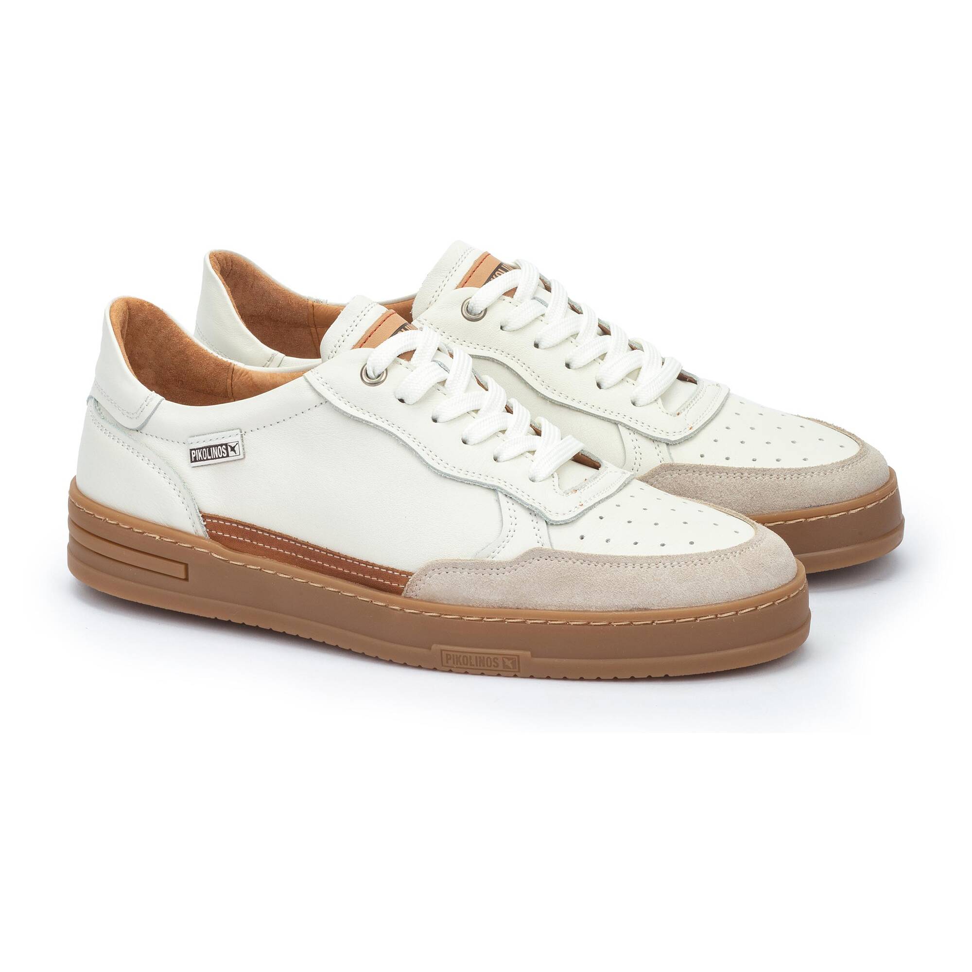 Dettaglio dei lacci e della linguetta della sneaker Pikolinos Xativa.