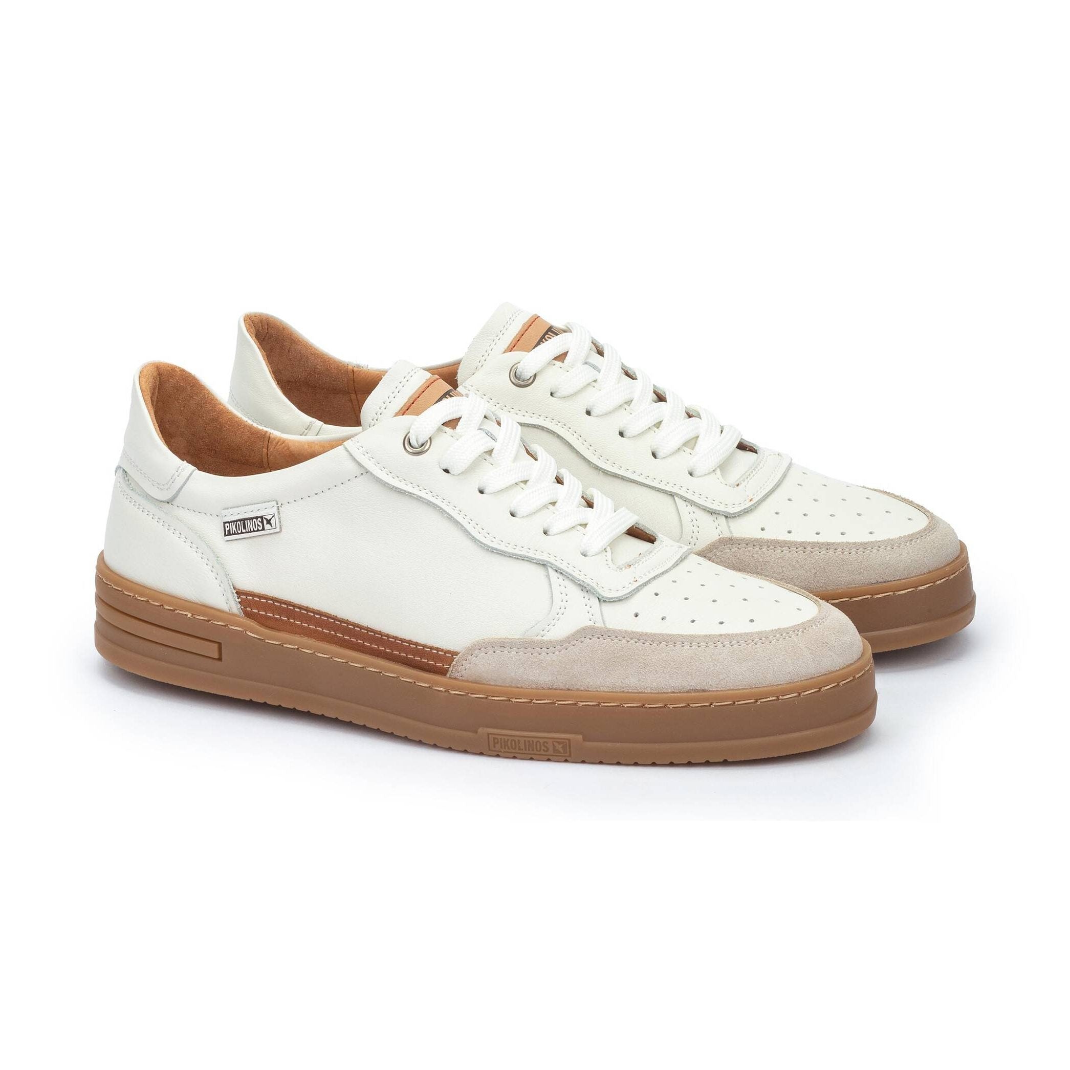 Dettaglio dei lacci e della linguetta della sneaker Pikolinos Xativa.