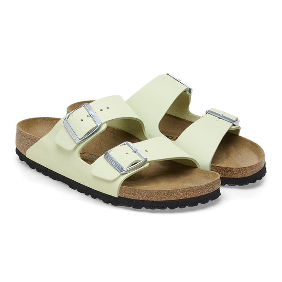 Dettaglio della texture vellutata in pelle nubuck naturale dei sandali Birkenstock Arizona.