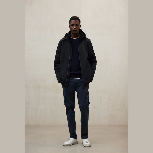 Ecoalf Tarka Jacket fronte con tessuto tecnico riciclato e costruzione leggera funzionale