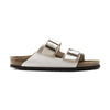 Vista laterale esterna del sandalo Birkenstock Arizona Donna con focus sulla regolazione delle fasce.