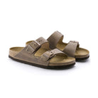 Birkenstock Arizona sandalo unisex sand in vista angolata con doppia fascia