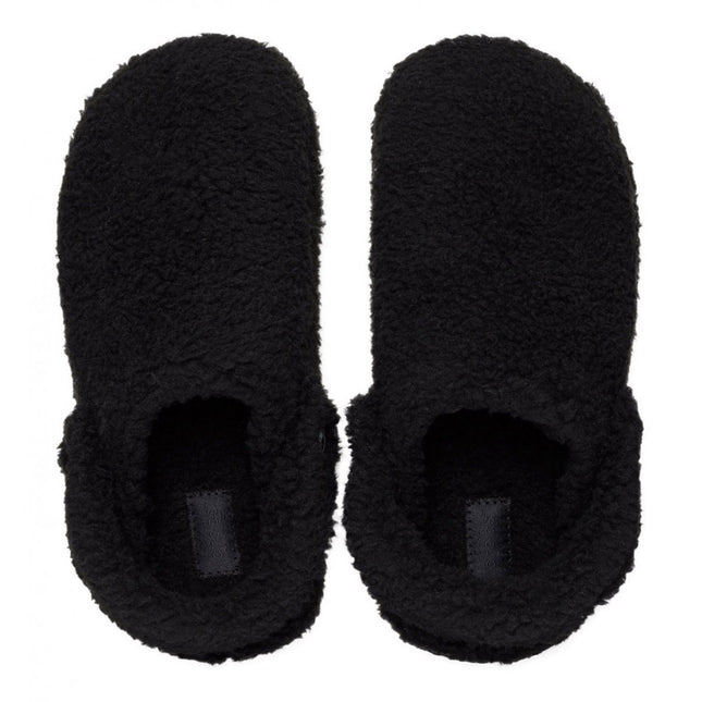 Dettaglio della suola antiscivolo della Crocs Classic Cozzzy Slipper per una maggiore sicurezza