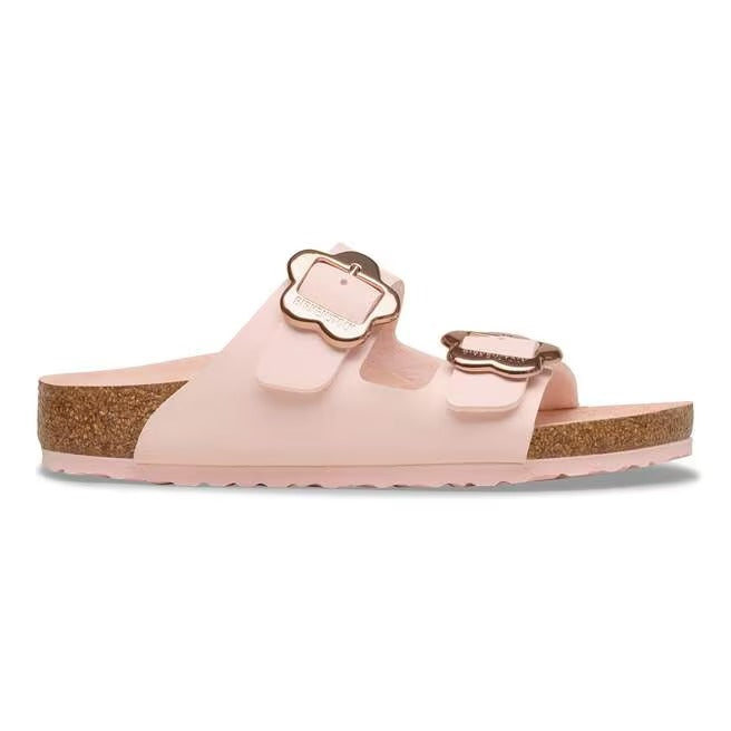 Sandalo Birkenstock Arizona Kids bambina in Birko-Flor rosa con fibbie a forma di fiore vista laterale