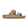 Dettaglio texture vellutata pelle scamosciata sandalo Birkenstock Arizona
