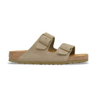 Dettaglio texture vellutata pelle scamosciata sandalo Birkenstock Arizona