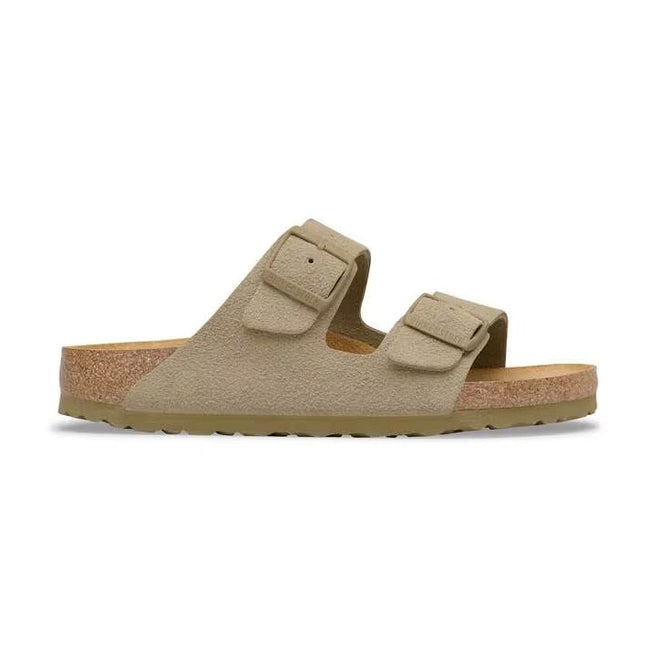 Dettaglio texture vellutata pelle scamosciata sandalo Birkenstock Arizona