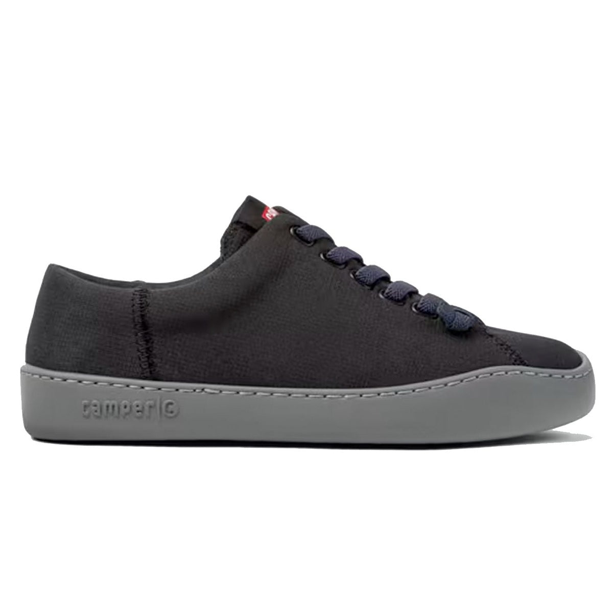 Primo piano del sottopiede imbottito estraibile con logo Camper Peu Touring.