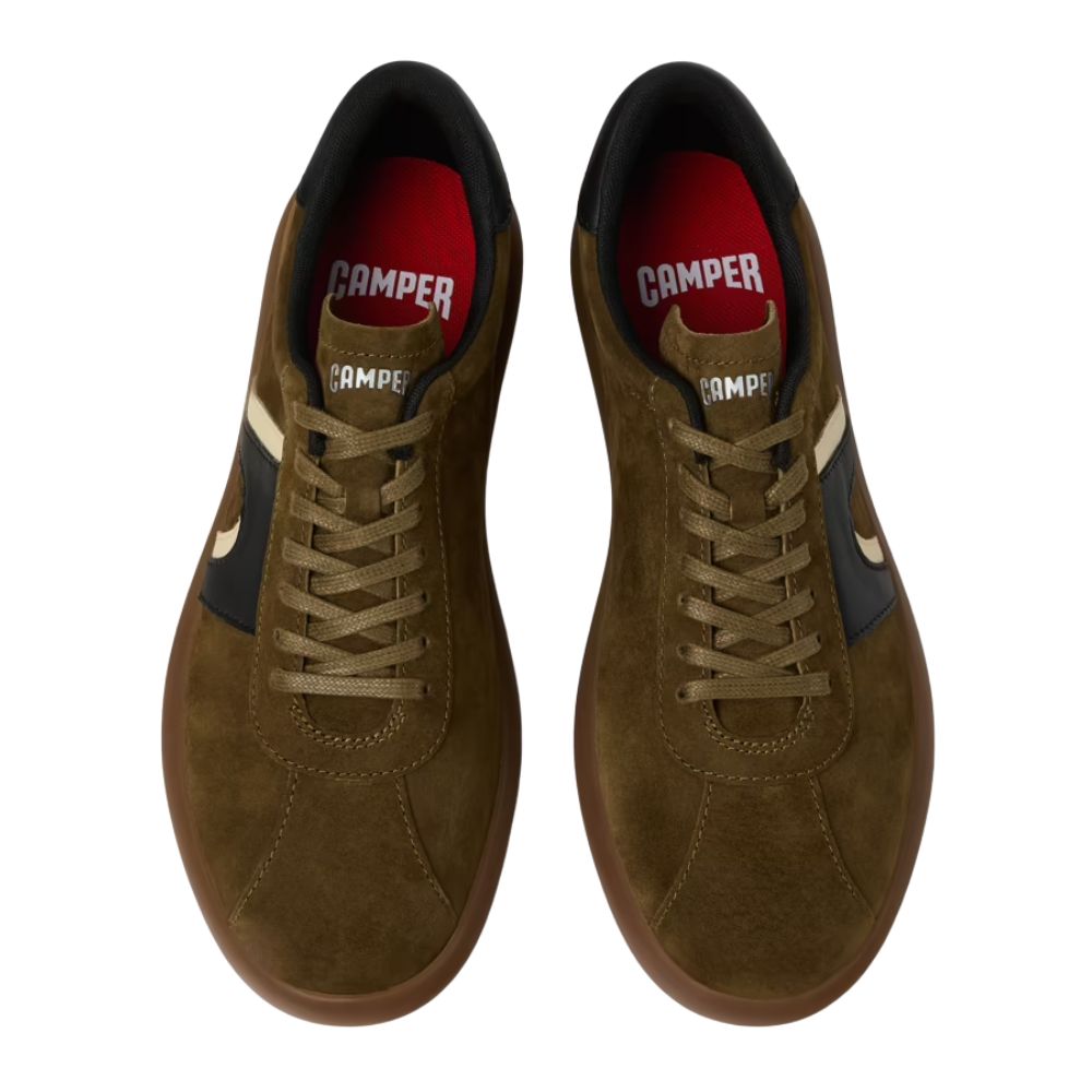 Particolare della pelle pieno fiore con cuciture artigianali di pregio.