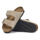 Dettaglio fibbia ad ardiglione coordinata Birkenstock Arizona donna scamosciata