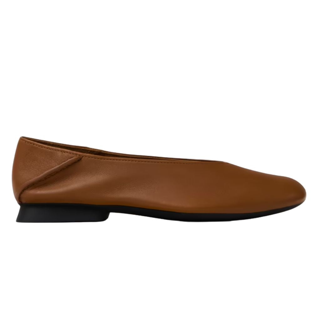 Inquadratura dal basso della suola in gomma sottile per mostrare la flessibilità estrema della scarpa.