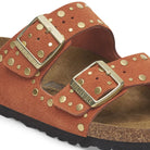 Dettaglio rivetti metallici e fibbie sandalo Birkenstock Arizona Rivet donna