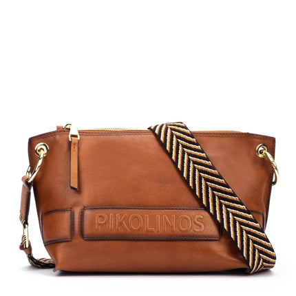 Pikolinos Alcudia borsa a tracolla donna in pelle sostenibile indossata a spalla