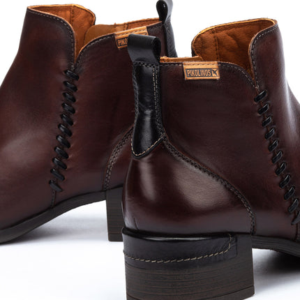 Pikolinos W6W-8950 stivale donna suola robusta gomma vista inferiore su sfondo bianco