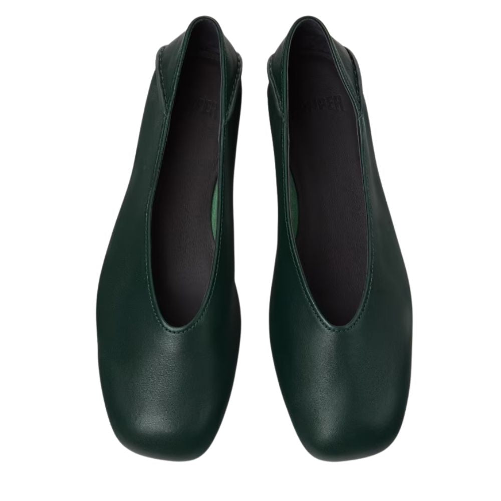 Vista ravvicinata della grana naturale della pelle pieno fiore che evidenzia la qualità del materiale.