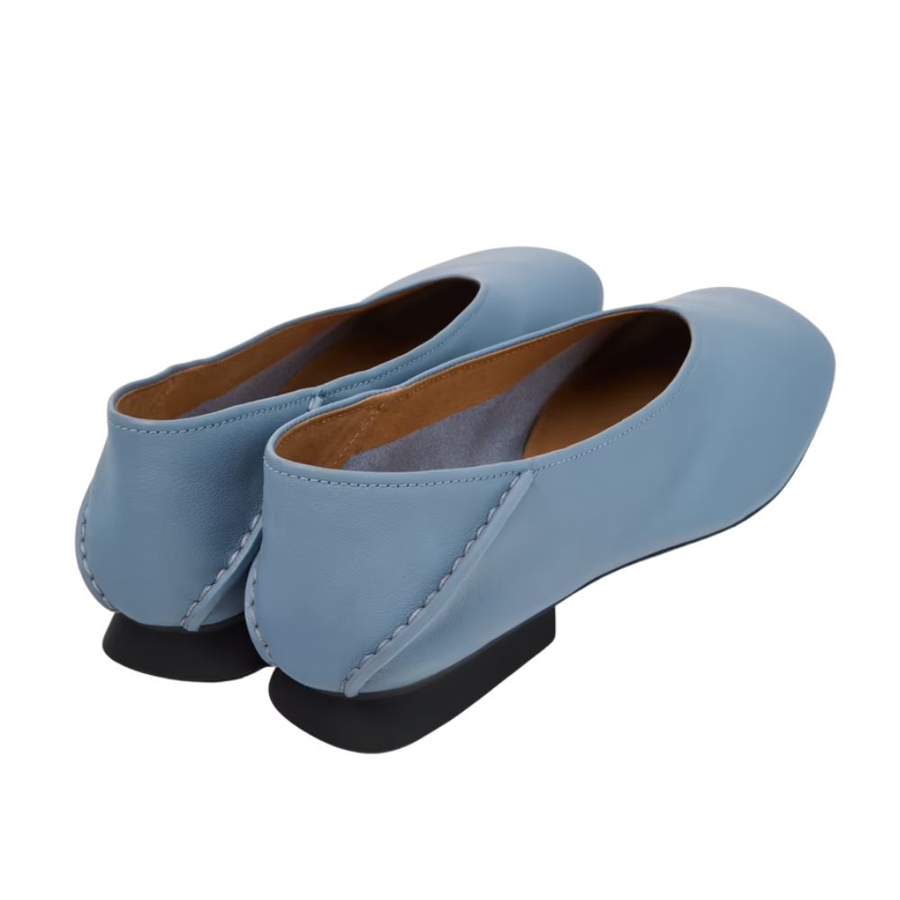 Inquadratura laterale ravvicinata che mostra lo spessore minimo della suola per una sensazione di camminata naturale.