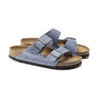Dettaglio del plantare morbido Birkenstock con scritta blu.