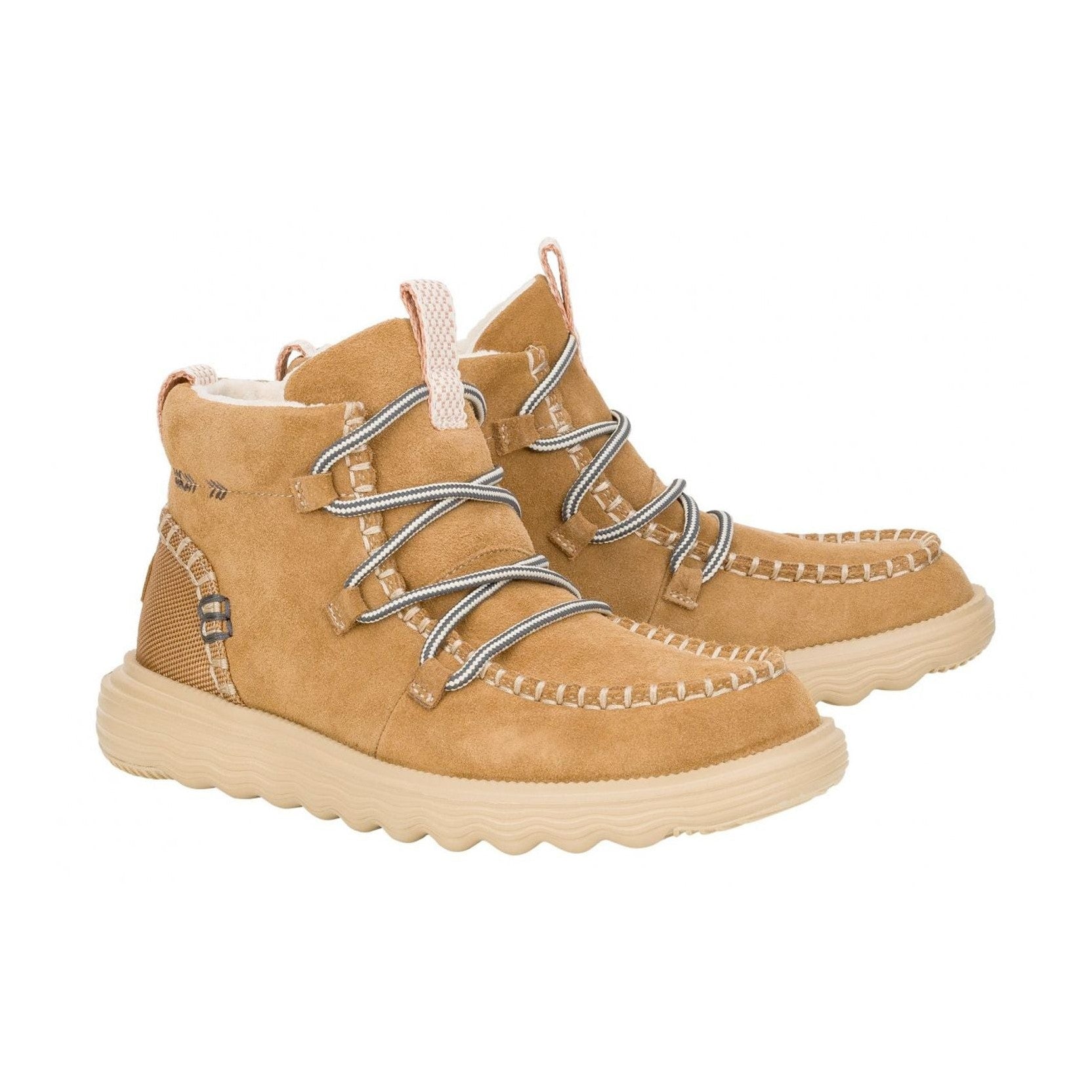 Dettaglio della texture del suede premium e dei lacci elastici Easy-On.