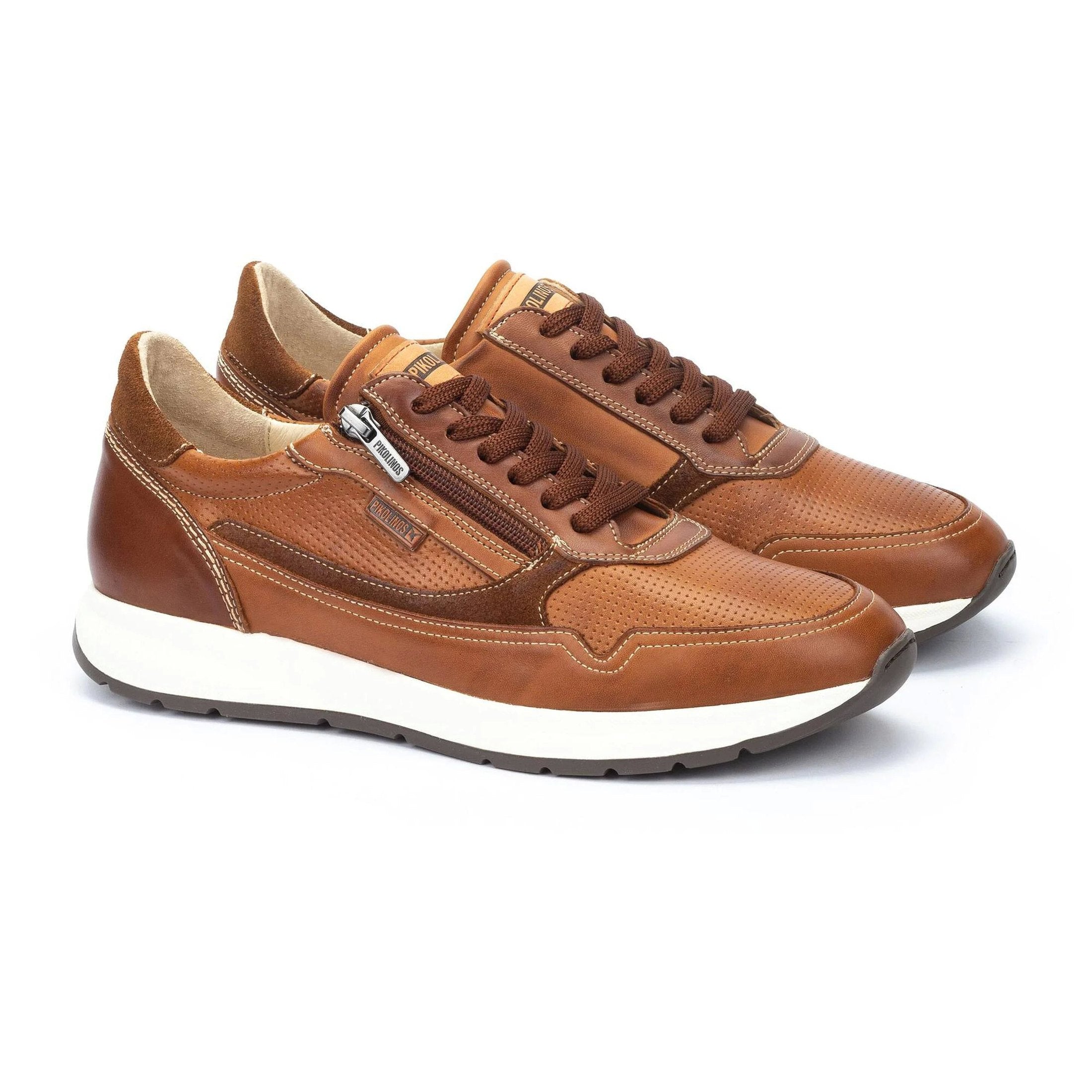 Dettaglio dei lacci e delle traforature della sneaker Pikolinos Getafe.