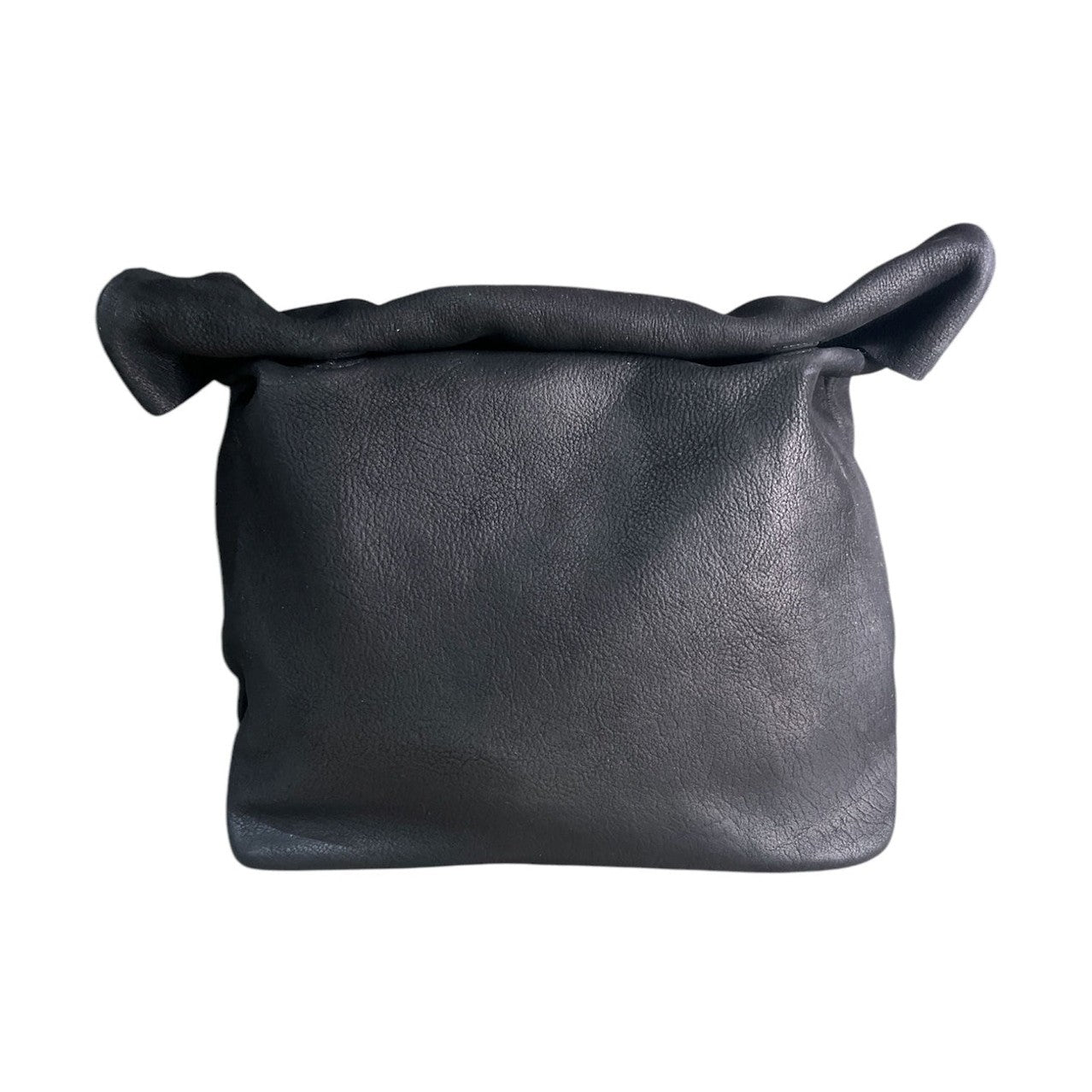 Borsa A.S.98 Kian – dettaglio placchetta metallica con logo A.S.98 in argento brunito