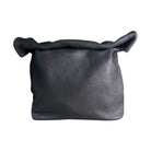 Borsa A.S.98 Kian – dettaglio placchetta metallica con logo A.S.98 in argento brunito