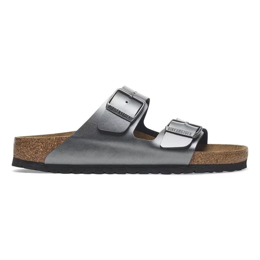 Sandalo Birkenstock Arizona Donna in Birko-Flor fotografato di tre quarti per evidenziare il design iconico.