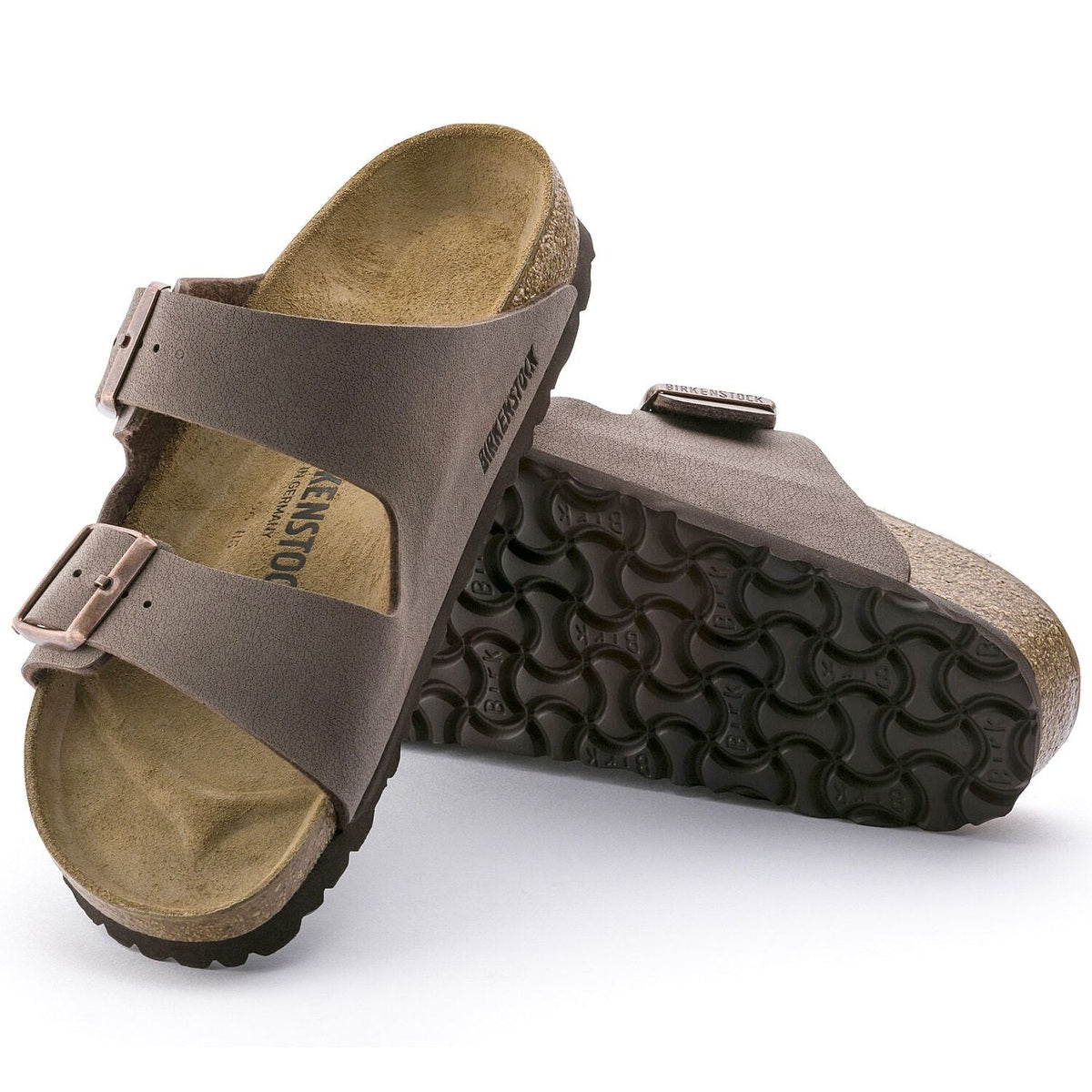 Dettaglio fibbie metalliche regolabili sandalo Birkenstock Arizona Pianta Larga