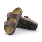Dettaglio fibbie metalliche regolabili sandalo Birkenstock Arizona Pianta Larga