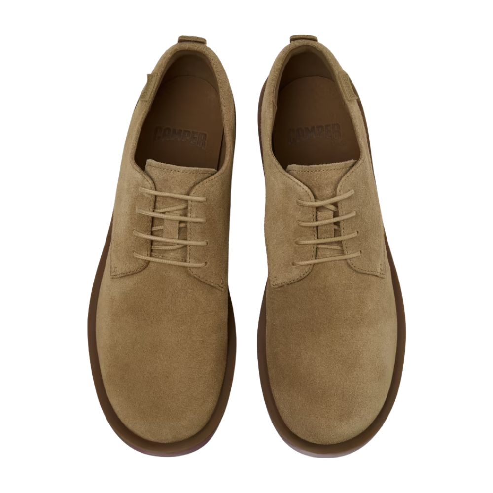 Particolare della pelle bovina con cuciture artigianali a vista.